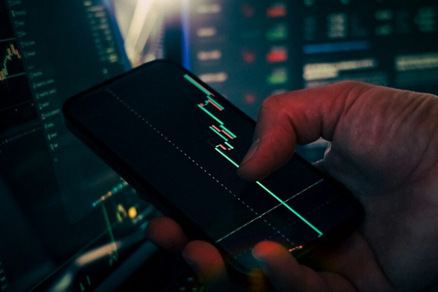 Smartphone con dati finanziari e portafoglio digitale, immagine illustrativa per verifica wallet e prelievo trading