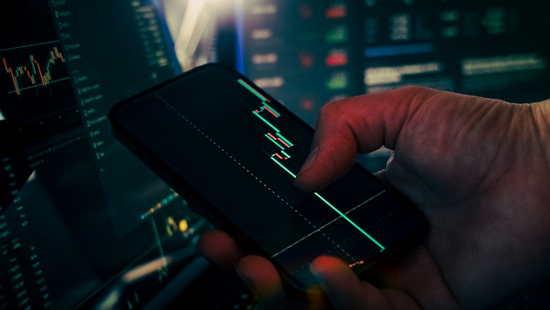 Smartphone con dati finanziari e portafoglio digitale, immagine illustrativa per verifica wallet e prelievo trading