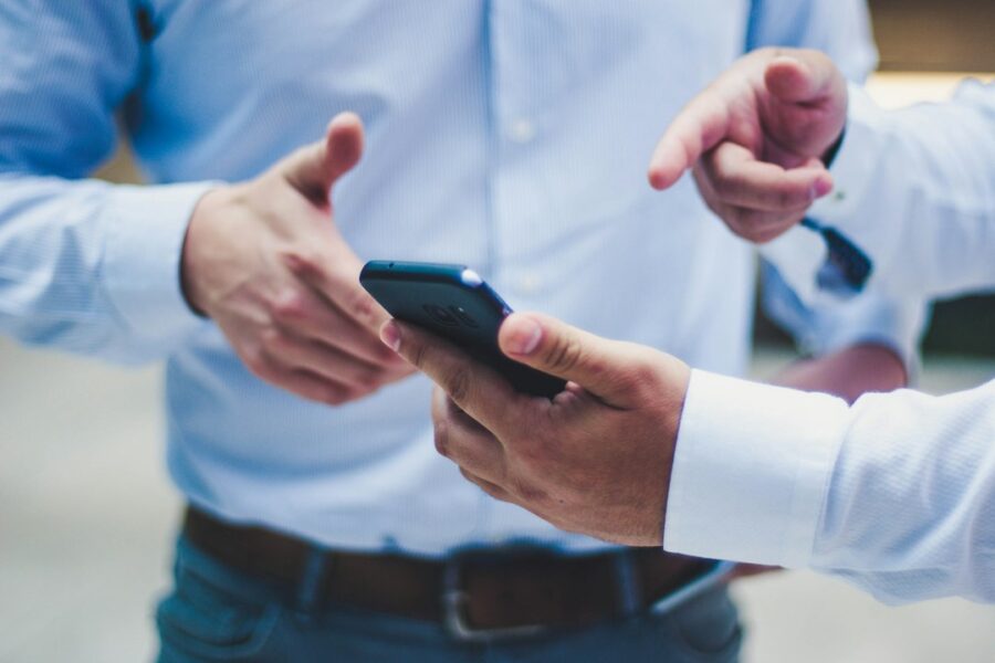 Smartphone durante un pagamento digitale, immagine illustrativa per truffa con QR code