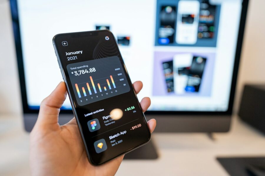 Smartphone e operazioni bancarie, immagine illustrativa per notifiche push approvate durante una frode