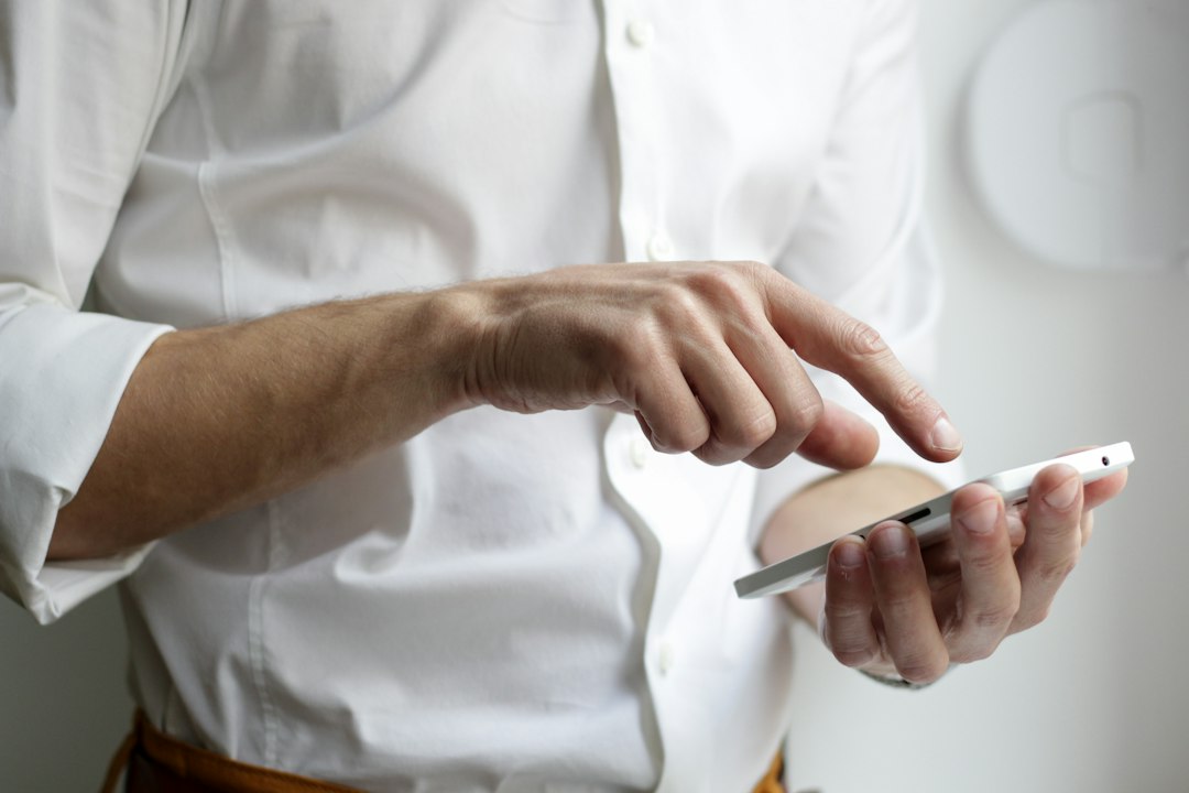 Smartphone e servizi finanziari, immagine illustrativa per conto fintech richiesto dopo una truffa trading