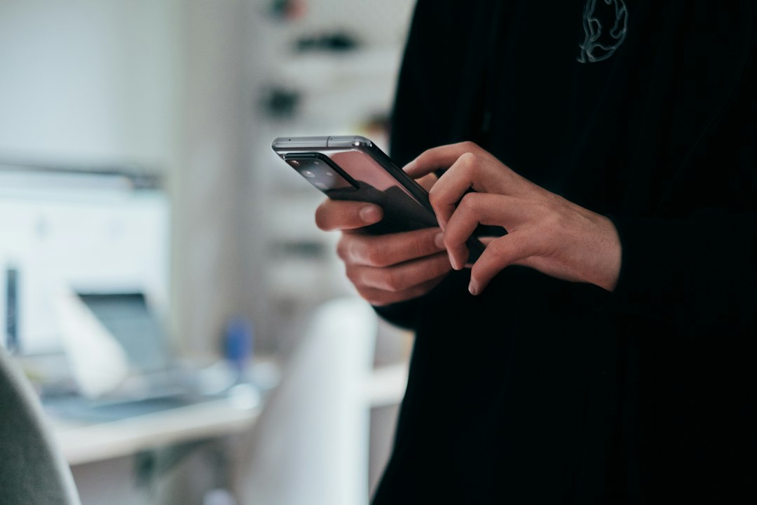 Smartphone utilizzato per verificare un prelievo ATM senza carta fisica