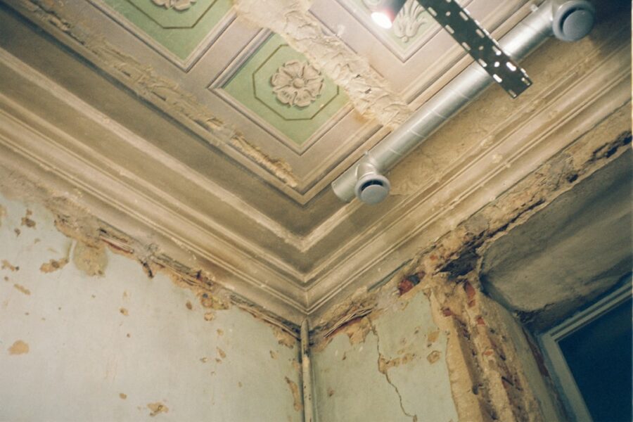 Soffitto danneggiato da infiltrazioni d’acqua