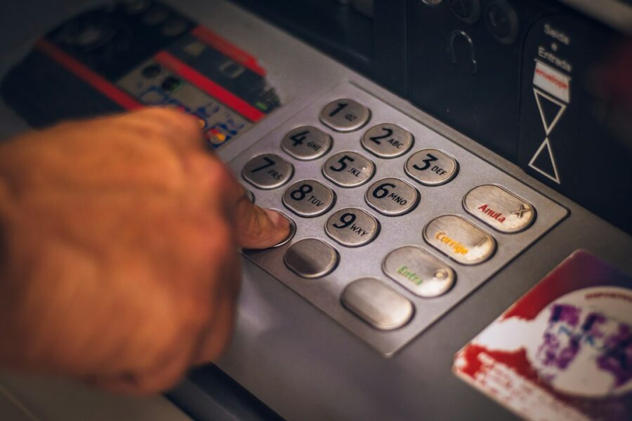 Sportello ATM e operazioni bancarie su conto e carta