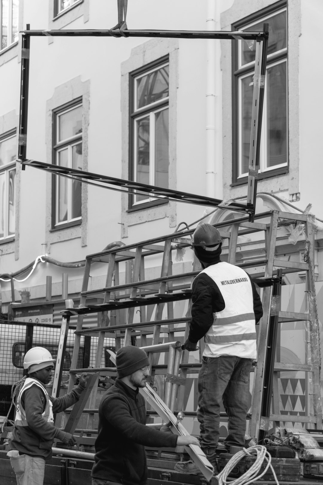 Tecnici durante l’installazione di serramenti