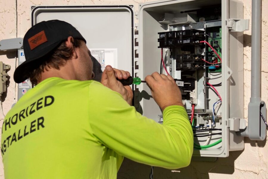 Tecnico che controlla un quadro elettrico per verificare la conformità dell’impianto