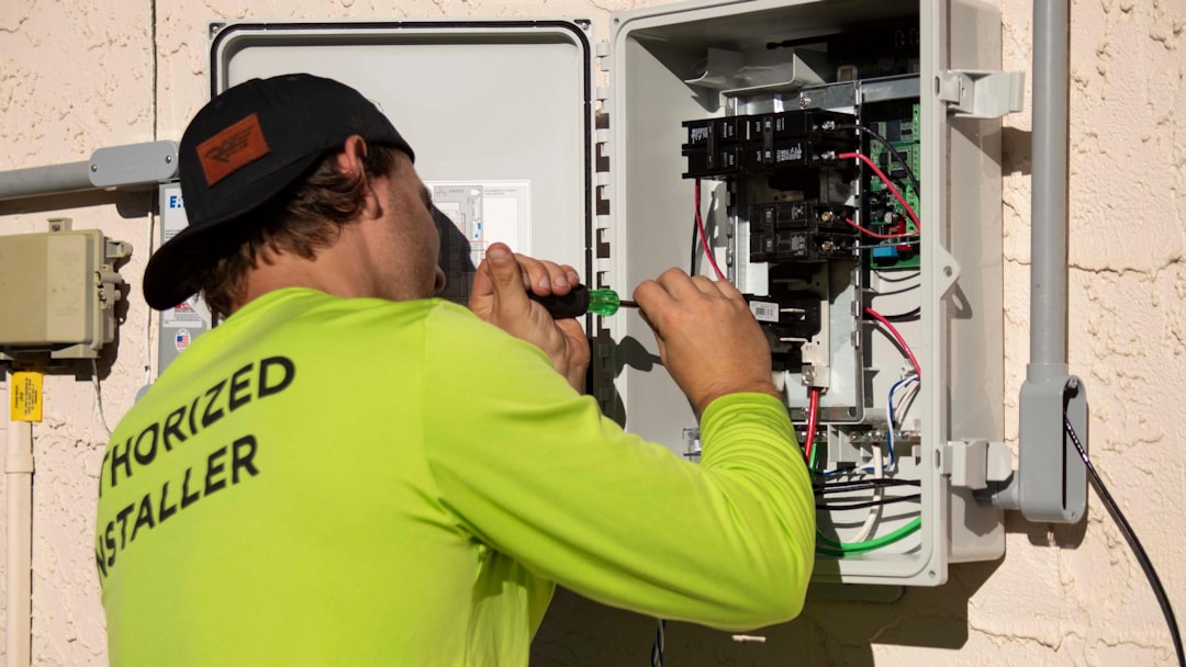 Tecnico che controlla un quadro elettrico per verificare la conformità dell’impianto