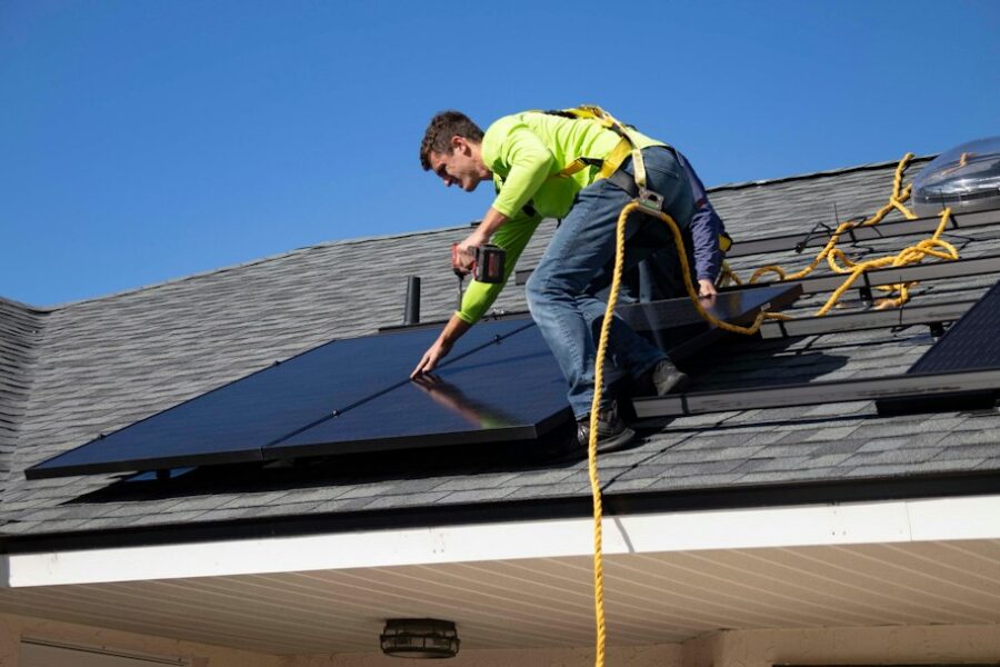 Tecnico su tetto con impianto fotovoltaico, immagine illustrativa