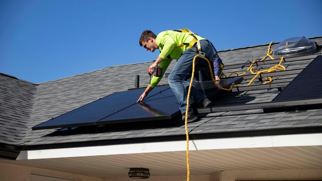 Tecnico su tetto con impianto fotovoltaico, immagine illustrativa