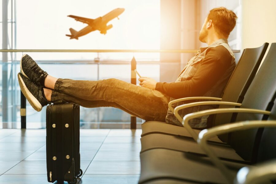 Viaggiatore in aeroporto con bagaglio