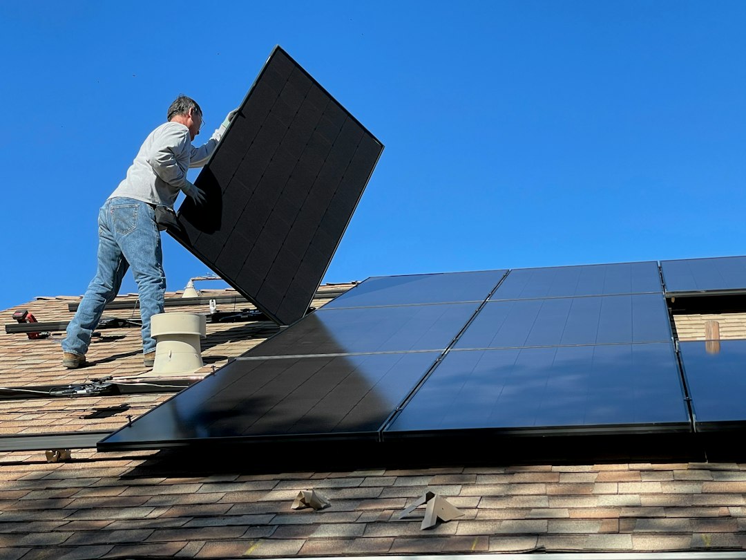 Tecnico installa pannelli fotovoltaici: i documenti di conformità da richiedere